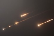大悟伊朗以导弹齐射回应以色列的大规模袭击